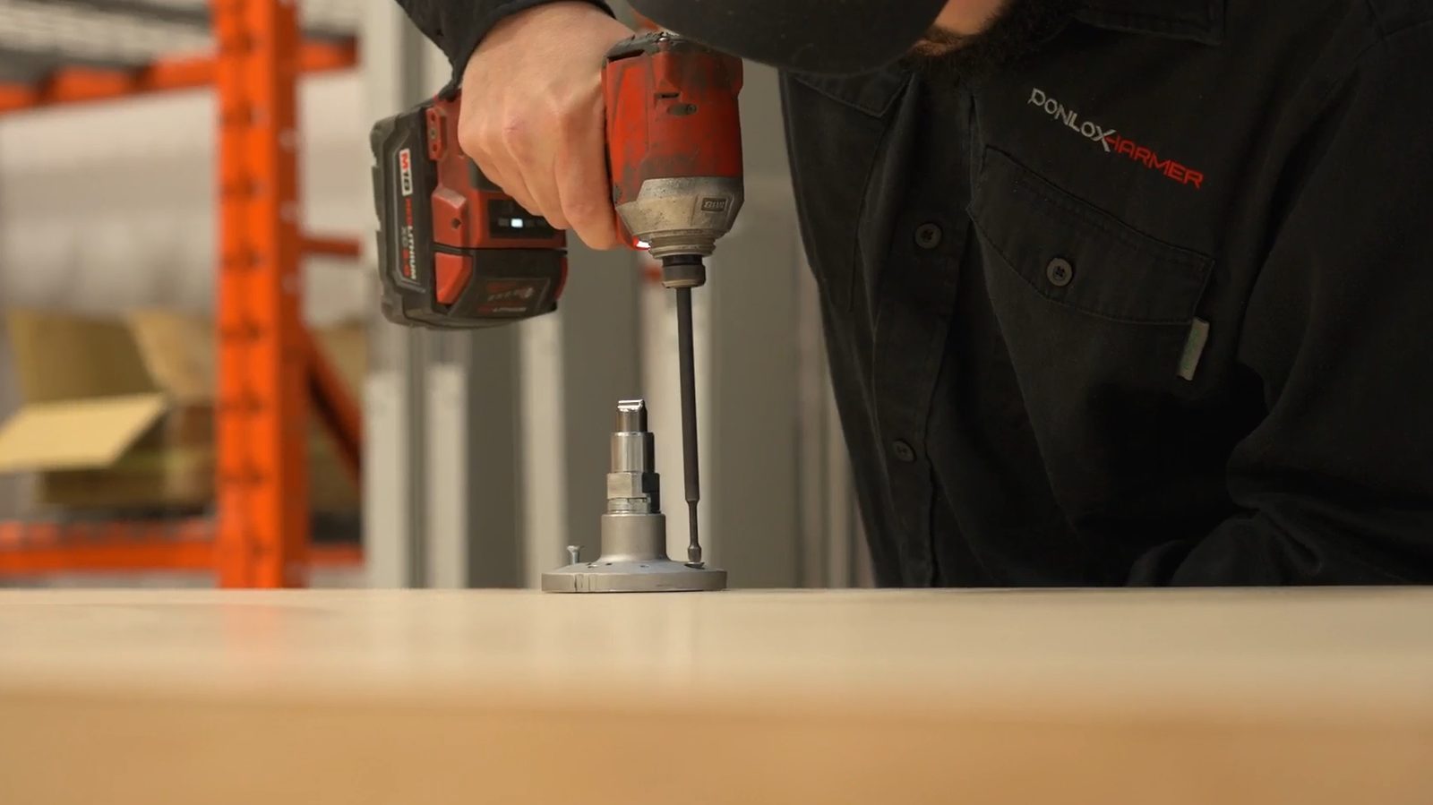 Technicien du département de prémontage préparant une porte en atelier