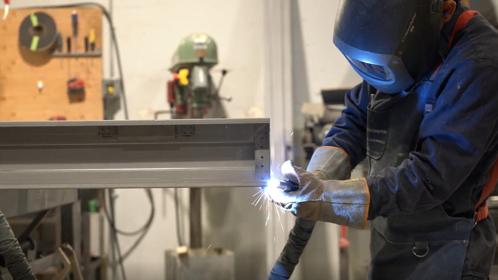 Soudeur de l’atelier DonloxHarmer réalisant un assemblage de cadre d’acier