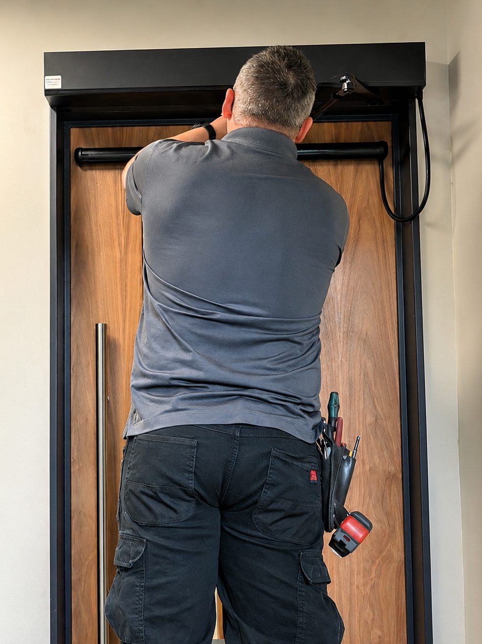 Installation d’un opérateur de porte automatique
