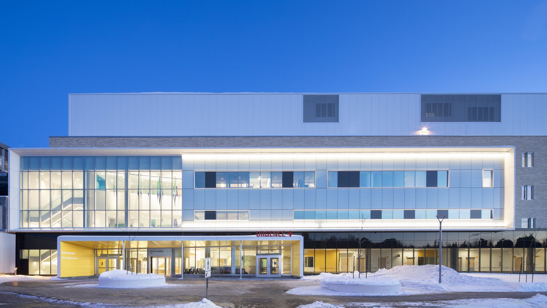 Façade éclairée du Centre mère-enfant et urgence de l’Hôpital Fleurimont à Sherbrooke