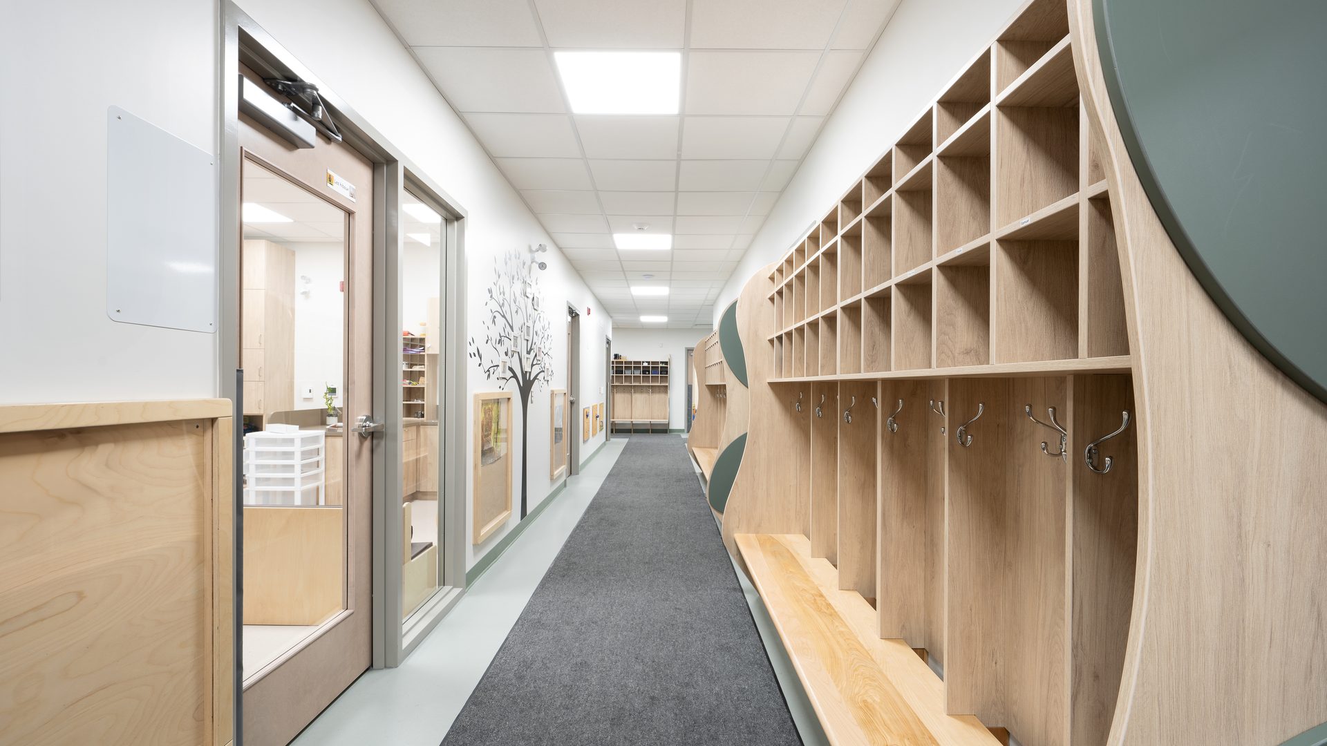 Corridor et vestiaires d’un centre de la petite enfance