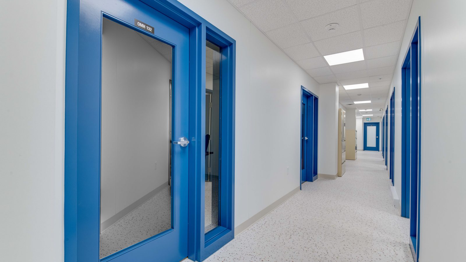 Corridor d’un immeuble locatif avec portes coupe-feu