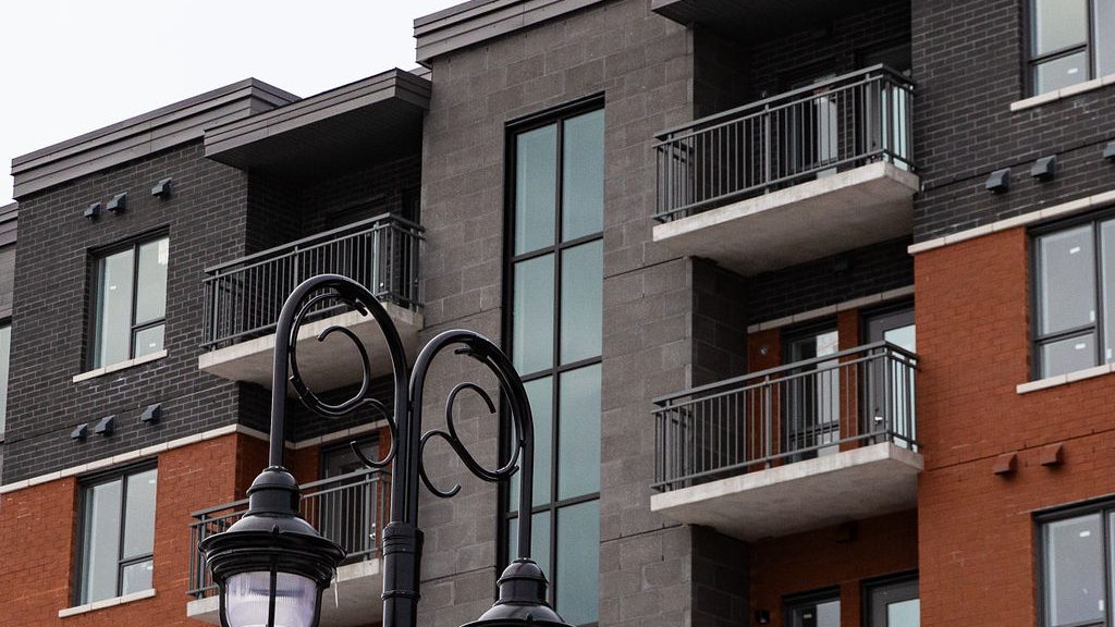 Façade d’un immeuble résidentiel locatif à Sherbrooke