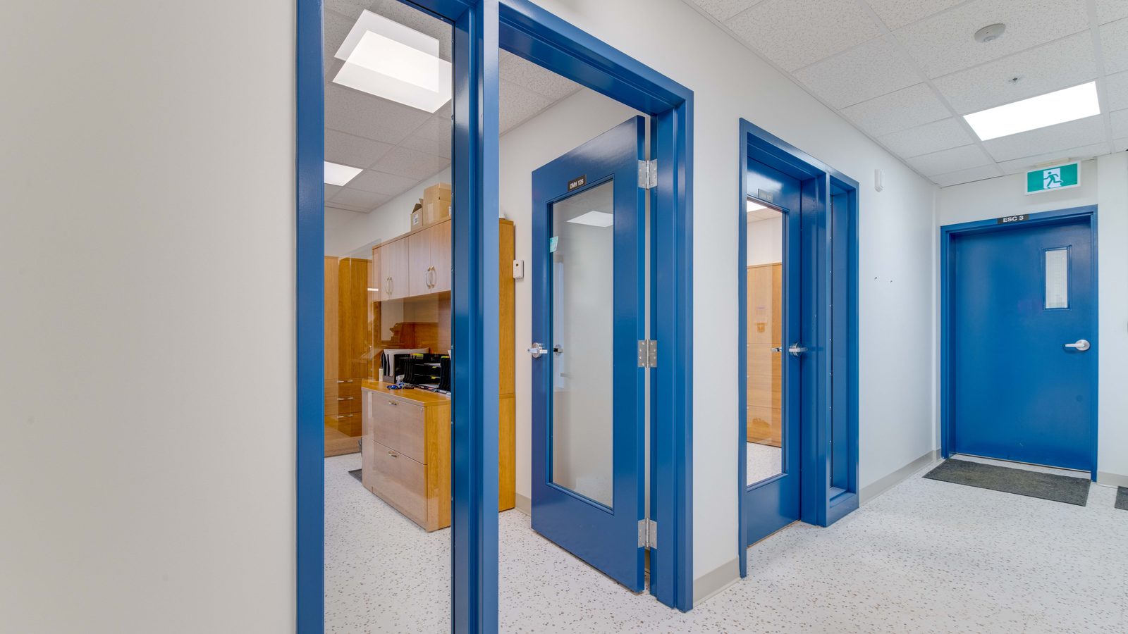 Portes coupe-feu installées dans un corridor d’immeuble